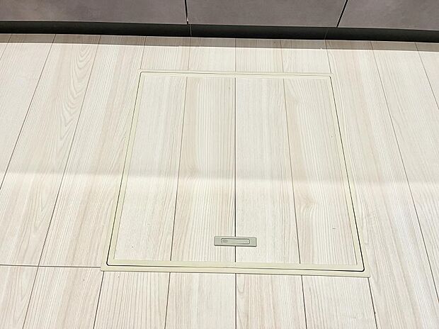 【その他設備(床下収納)】床下収納付き！日用品・非常用品の収納にも大活躍。