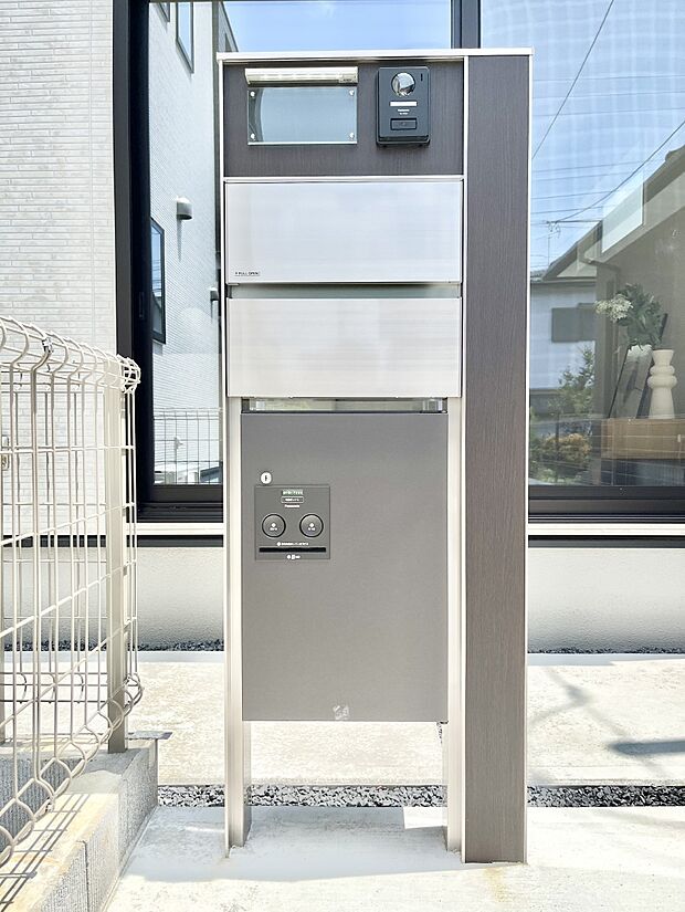 【その他現地】表札・インターホン・ポスト・宅配ＢＯＸをひとつに集約。エントランスになじむシンプルデザイン。