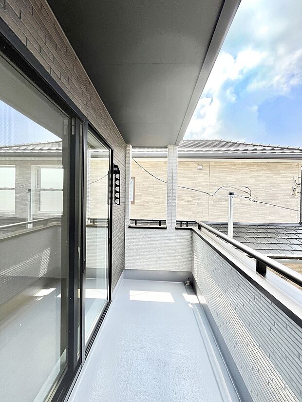 【バルコニー】～Balcony～バルコニーは温かい陽がさしこみ、お布団や洗濯物を気持ちよく干すことができます。使いやすく開放的なバルコニーです♪陽ざしがたっぷり降り注ぐ、バルコニー付き住まい。