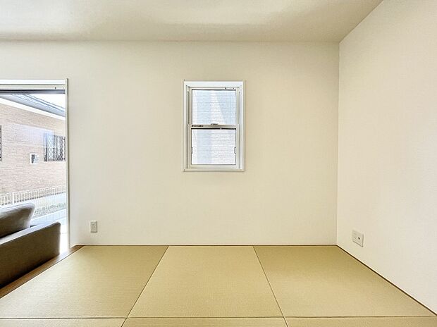 【その他設備(畳コーナー)】LDKに続く畳コーナーは、広々とした開放感のある憩いの空間を演出！