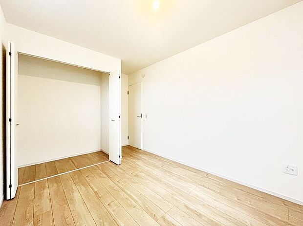 【寝室】◆１号棟◆～Bed Room～　木の温もりがやさしいフローリングは安らぎをもたらすプライベート空間。明るめのフローリングですので、壁紙ともマッチし、お部屋を更に広く見せてくれる効果も。