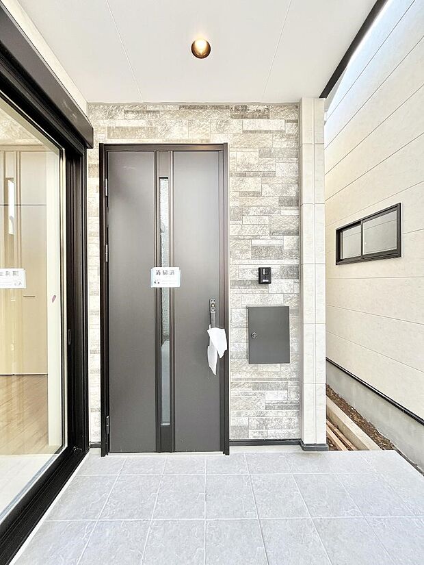 【玄関】玄関前は雨が降っても濡れにくい屋根付き