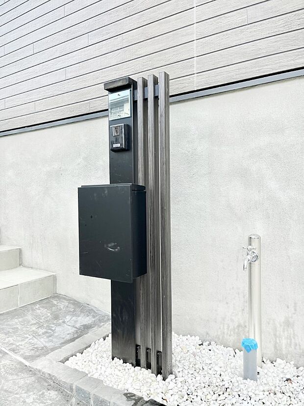 【その他現地】シンプルデザインのポスト。