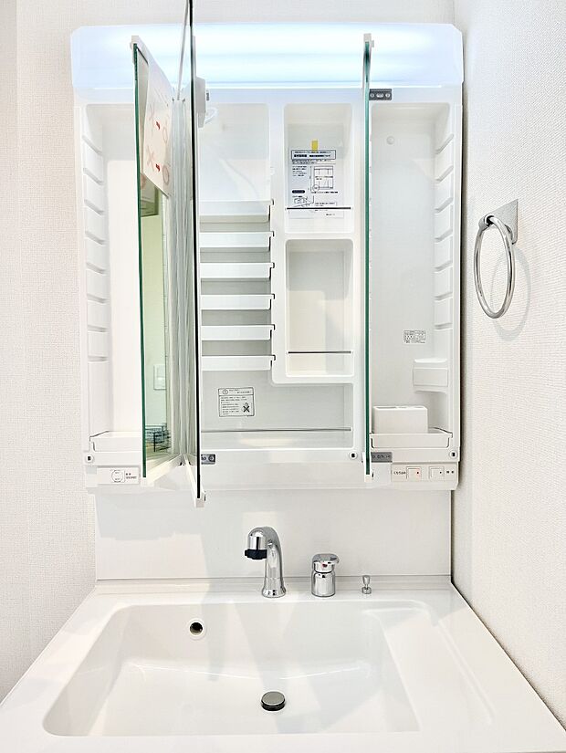 【その他設備(三面鏡裏収納)】三面鏡の裏に、化粧品や衛生用品などを収納可能。洗面台をすっきりと保ちます！