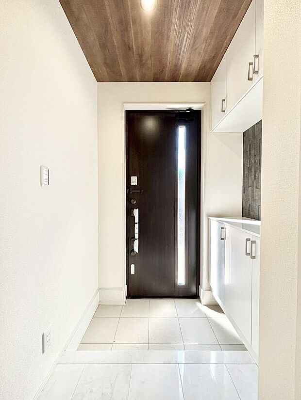 【玄関】～Entrance～　家の中でお客様を迎える最初の場所である玄関は、家の印象そのものです！豊富な玄関収納で、常に綺麗に保つことが出来ます♪玄関にはたっぷり収納の下駄箱を完備！