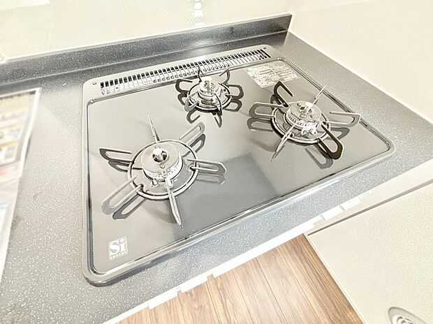 【その他設備(三ツ口コンロ)】三口ガスコンロでお料理が一気にはかどりそう。  