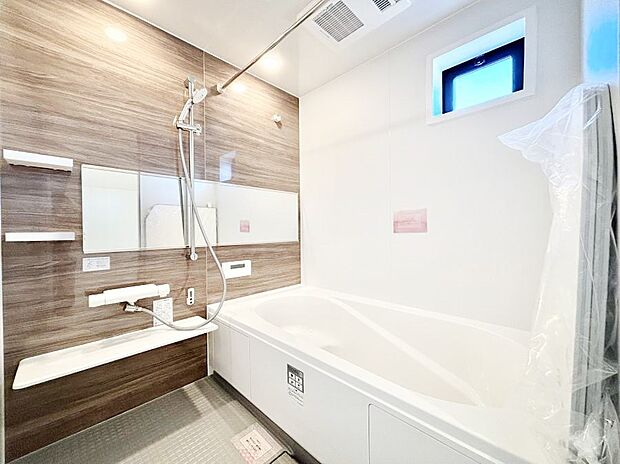 【浴室】一日の疲れを癒してくれる明るい清潔感のあるバスルーム