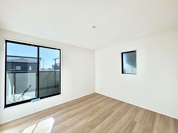 【寝室】明るいバルコニーサイドに洋室を設置。目覚めの良い寝室に。 