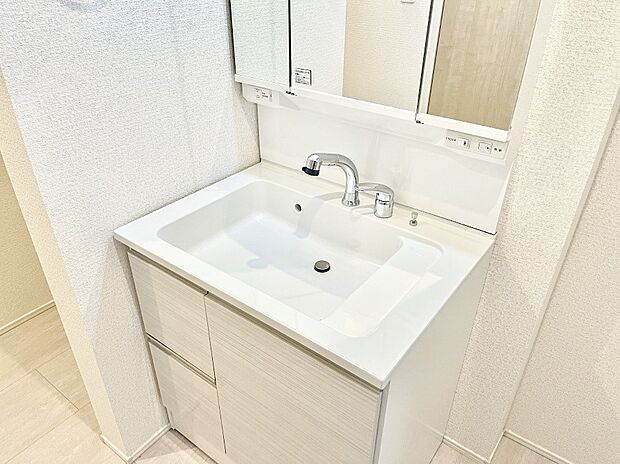 【その他設備(シャワー付き洗面台)】ハンドシャワー付き！使いやすい洗面台。