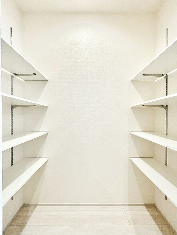 【その他設備(キッチン横収納)】食材のストックはもちろん、日用品の収納など使い方はいろいろ！    