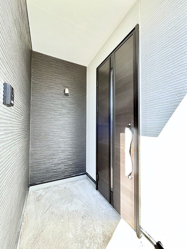 【玄関】~Entrance~ 玄関は、お客さんをお迎えする場であり、家族が出入りする場でもあるので「おうちの顔」とも呼ばれる重要な場所! すっきりと明るく、いつでもお客様をお出迎えできるような設計をしました!