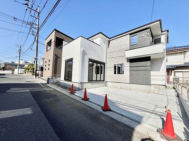 【前面道路含む現地写真】見通しの良さとともに、街並みに開放感を与えてくれます。