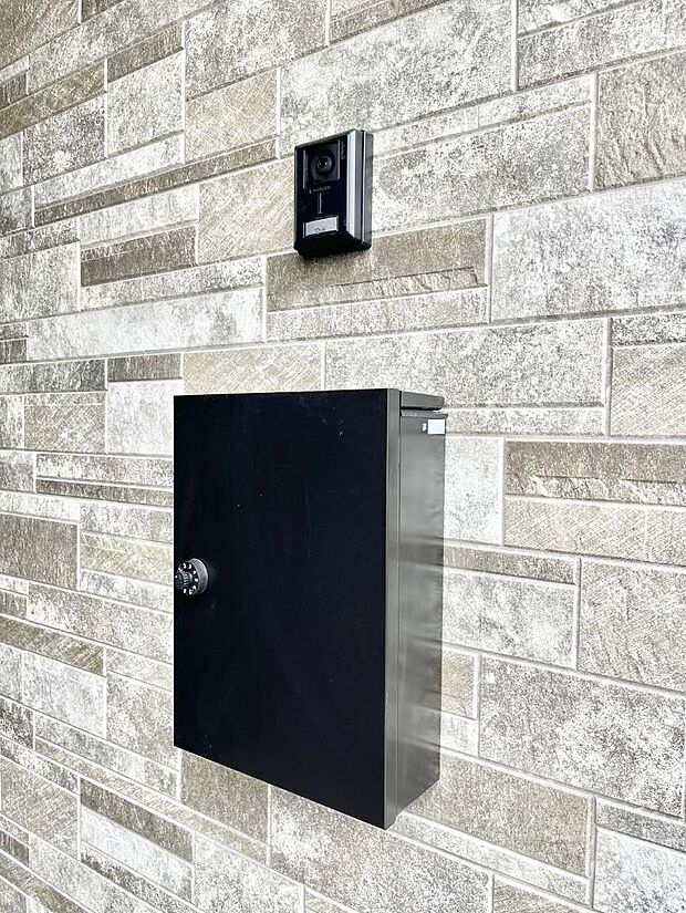 【その他現地】シンプルデザインのポスト。