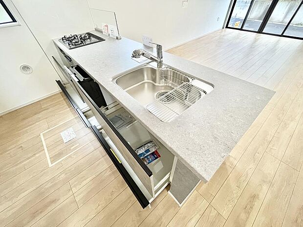 【その他設備(スライド収納)】スライド式収納なので上からの出し入れが可能！腰をかがめずに楽々！ 