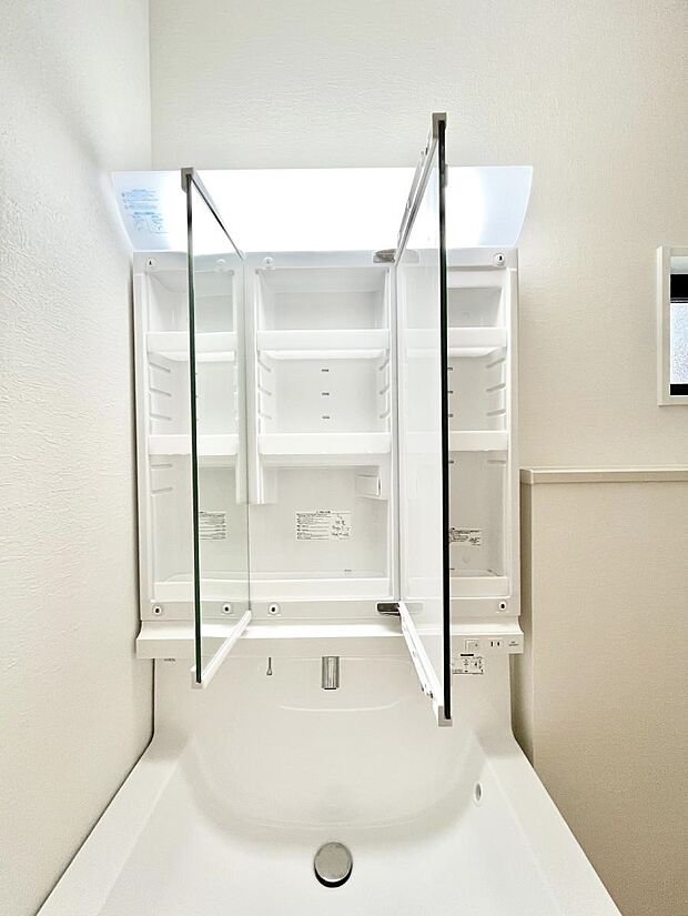 【その他設備(三面鏡裏収納)】三面鏡の裏に、化粧品や衛生用品などを収納可能。洗面台をすっきりと保ちます！