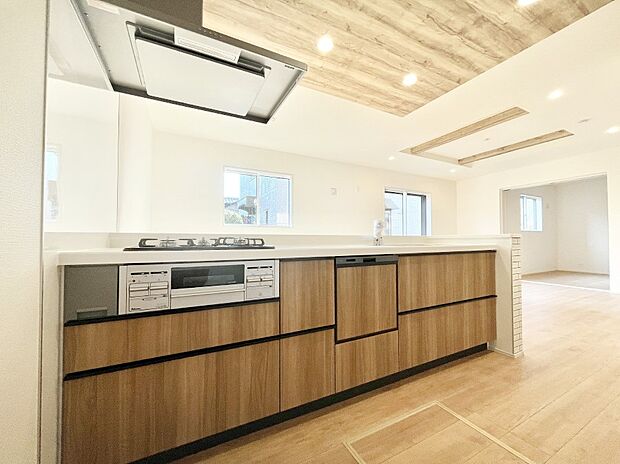 【ダイニングキッチン】～Kitchen～　会話が弾むリビング、料理が愉しくなるキッチン。家は、ただ生活する場ではなく、暮らしを愉しく、快適にする場所。笑顔の毎日、安らぎの日々のために、最新の設備・仕様を採用。