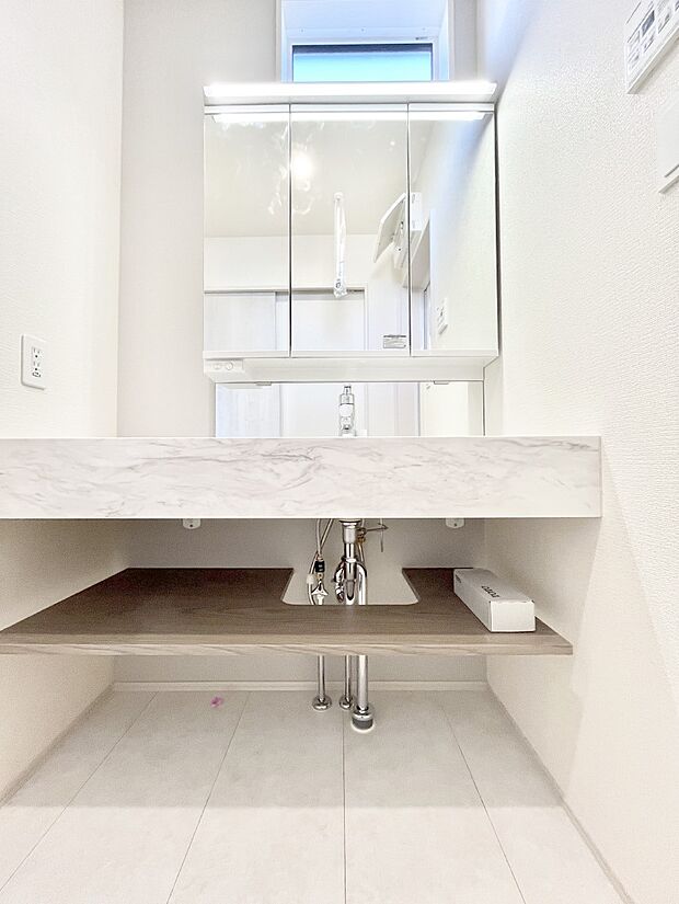 【洗面台・洗面所】～Dressing Room～　十分な大きさの洗面台は収納もさる事ながら、身だしなみチェックや歯磨きなど、朝の慌ただしい時間でもホテルライクなスペースで余裕とゆとりを感じて頂けます。