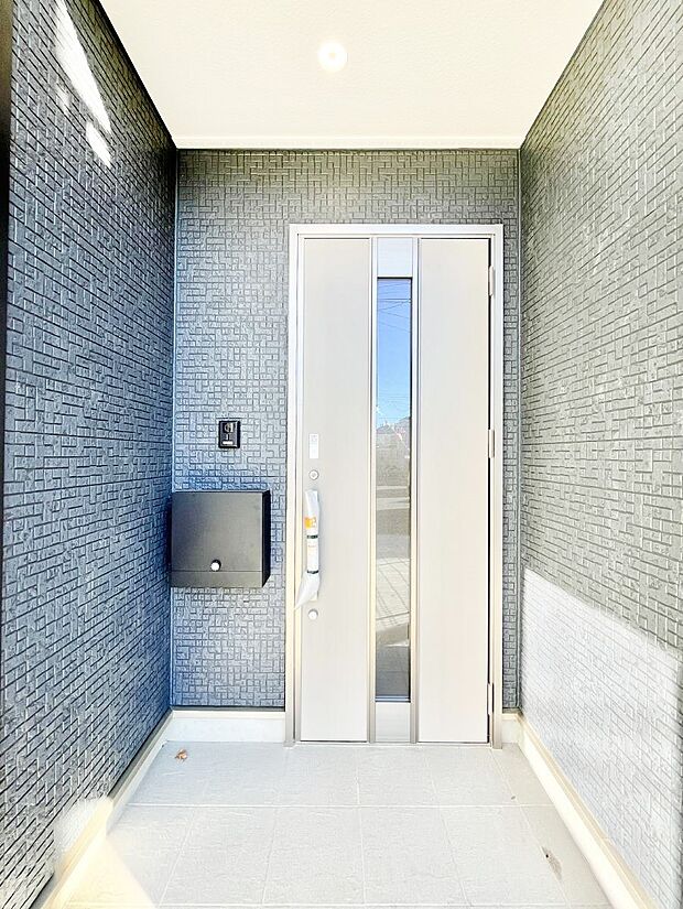 【玄関】～Entrance～　玄関は、お客さんをお迎えする場であり、家族が出入りする場でもあるので「おうちの顔」とも呼ばれる重要な場所！すっきりと明るく、いつでもお客様をお出迎えできるような設計をしました！