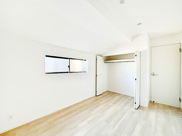 【寝室】～Bed Room～全居室には収納クローゼットを完備！普段使いのお洋服や小物はもちろん、季節物のお洋服などもしっかりと整理整頓おしまい頂けます。  居室空間を広く使用できますね。
