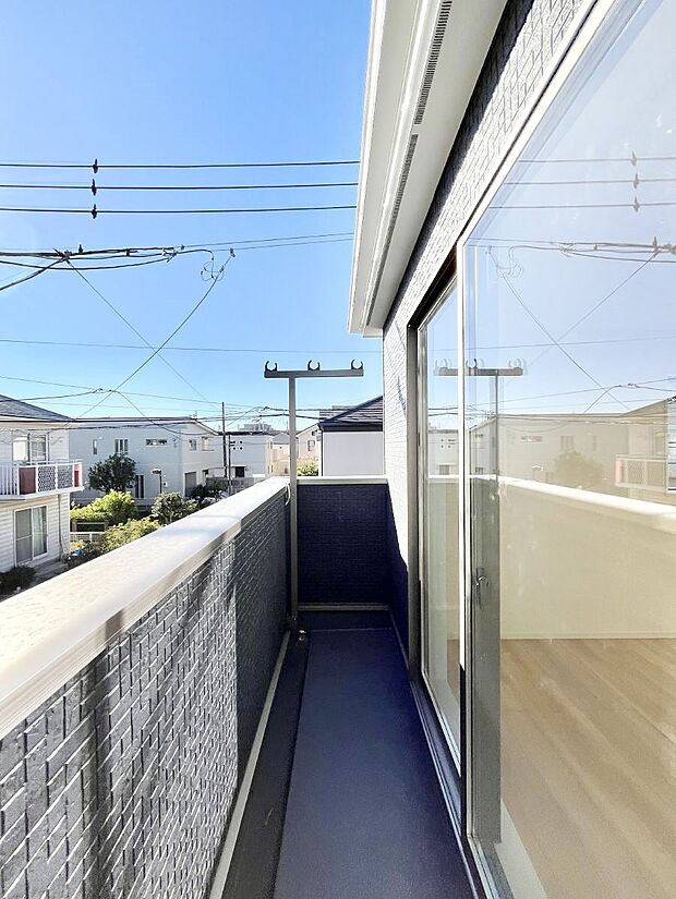 【バルコニー】～Balcony～バルコニーは温かい陽がさしこみ、お布団や洗濯物を気持ちよく干すことができます。  使いやすく開放的なバルコニーです♪陽ざしがたっぷり降り注ぐ、バルコニー付き住まい。  