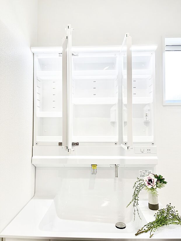 【その他設備(三面鏡裏収納)】三面鏡の裏に、化粧品や衛生用品などを収納可能。洗面台をすっきりと保ちます！