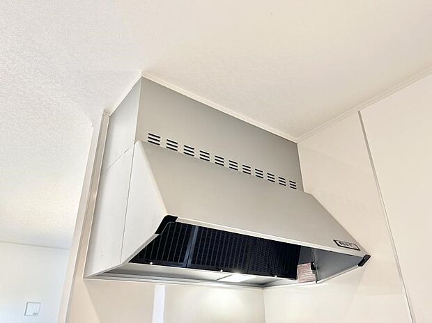 【冷暖房・空調設備(レンジフード)】◆１号棟◆フラットタイプのレンジフード、お手入れがしやすいですね！
