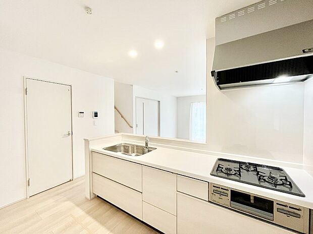 【ダイニングキッチン】◆A号棟◆～Kitchen～　「さぁ今日は何を作ろう」こんなキッチンなら思いっきり料理ができちゃいます。キッチンからはリビングが一望できます。家族がつながるお家がここにございます。