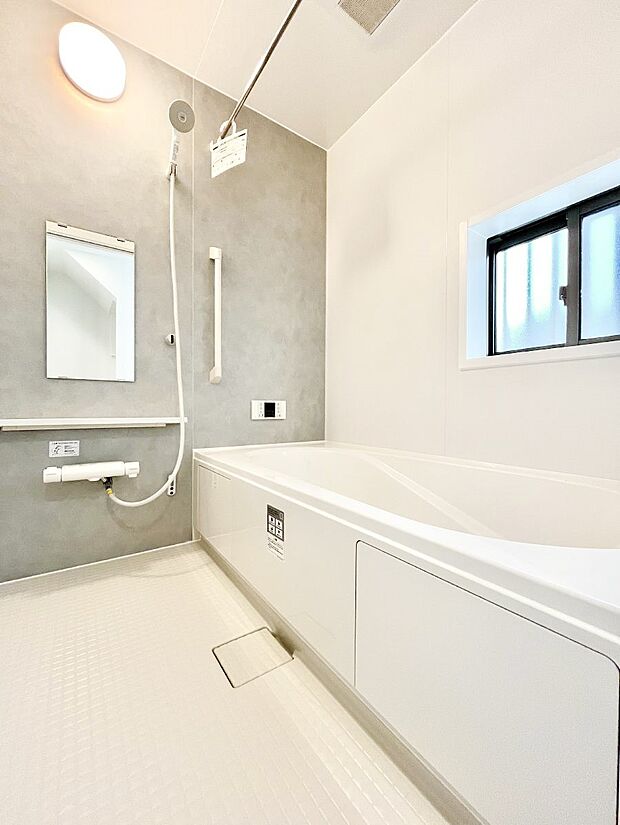 【浴室】◆A号棟◆～Bath Room～　窓付きのバスルームは、採光もあり明るく気持ちの良い空間です。窓があることで、換気環境も良好。ゆったり寛げるバスルームで、毎日のバスタイムが楽しみになりそうです。