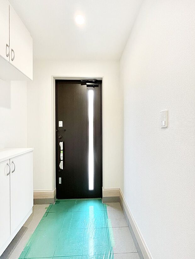 【玄関】◆A号棟◆～Entrance～　家の中でお客様を迎える最初の場所である玄関は、家の印象そのものです！豊富な玄関収納で、常に綺麗に保つことが出来ます♪玄関にはたっぷり収納の下駄箱を完備！