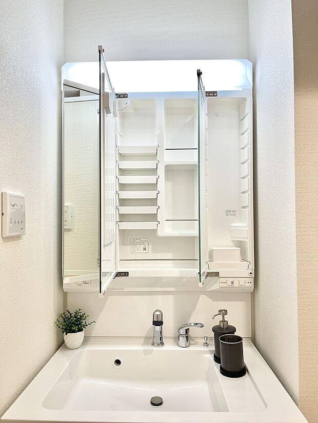 【その他設備(三面鏡裏収納)】三面鏡の裏に、化粧品や衛生用品などを収納可能。洗面台をすっきりと保ちます!