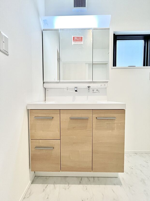 【洗面台・洗面所】~Dressing Room~ 十分な大きさの洗面台は収納もさる事ながら、身だしなみチェックや歯磨きなど、朝の慌ただしい時間でもホテルライクなスペースで余裕とゆとりを感じて頂けます。