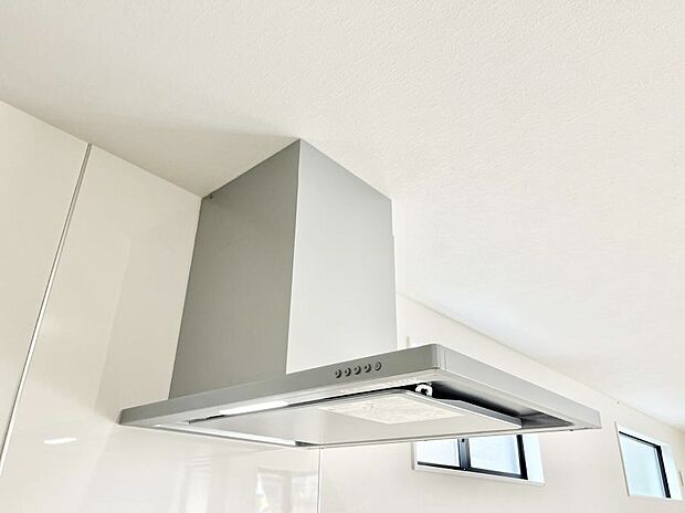 【その他設備(レンジフード)】キッチンの煙や蒸気を吸い取り、屋外へ排出するレンジフード