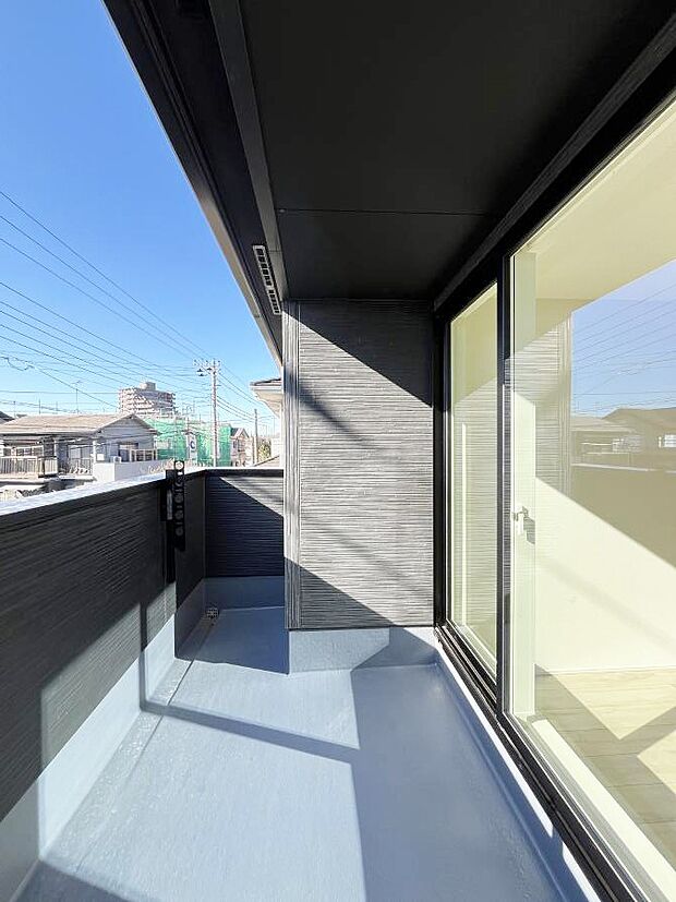 【バルコニー】～Balcony～　南向きのバルコニーの前には雲以外に太陽を遮るものがありません。お洗濯物も乾きやすく、何より明るく気持ちのいい光が入ってきます。使いやすく開放的なバルコニーです♪