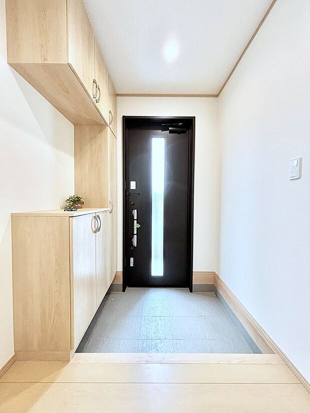 【玄関】～Entrance～　家の中でお客様を迎える最初の場所である玄関は、家の印象そのものです！豊富な玄関収納で、常に綺麗に保つことが出来ます♪玄関にはたっぷり収納の下駄箱を完備！