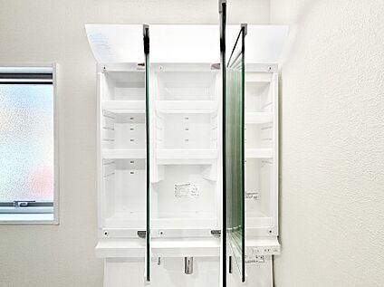 その他設備(三面鏡裏収納)