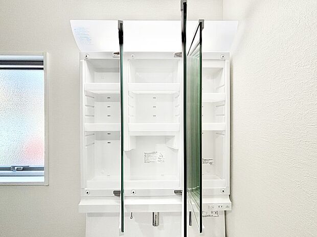 【その他設備(三面鏡裏収納)】三面鏡の裏に、化粧品や衛生用品などを収納可能。洗面台をすっきりと保ちます！