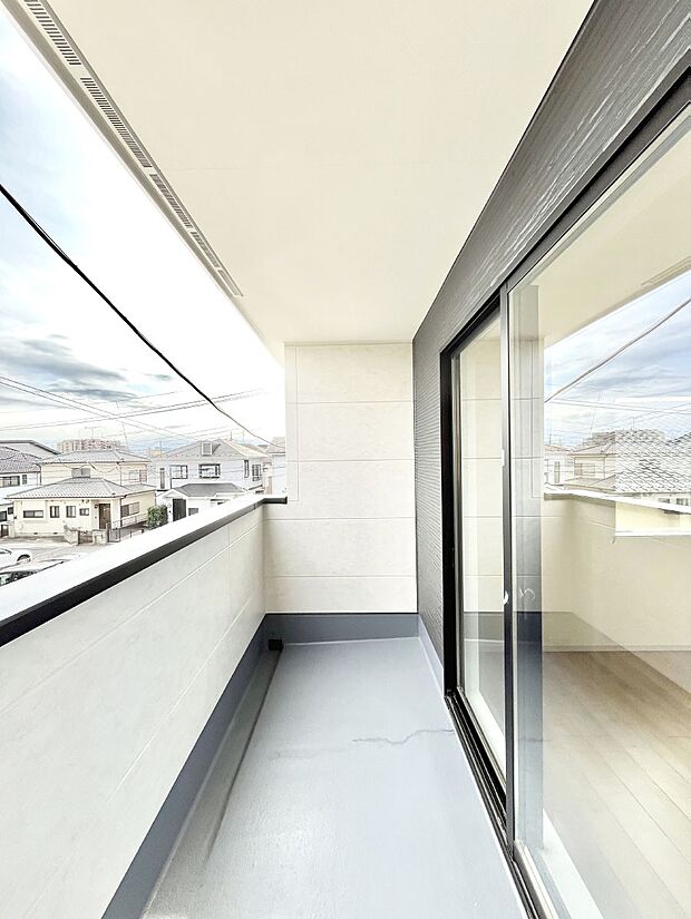 【バルコニー】～Balcony～　大きな空に囲まれた気持ちのいい家。バルコニーを覗くだけで圧倒的な開放感に包まれます。バルコニーは陽がさしこみお布団や洗濯物を気持ちよく干すことができます。