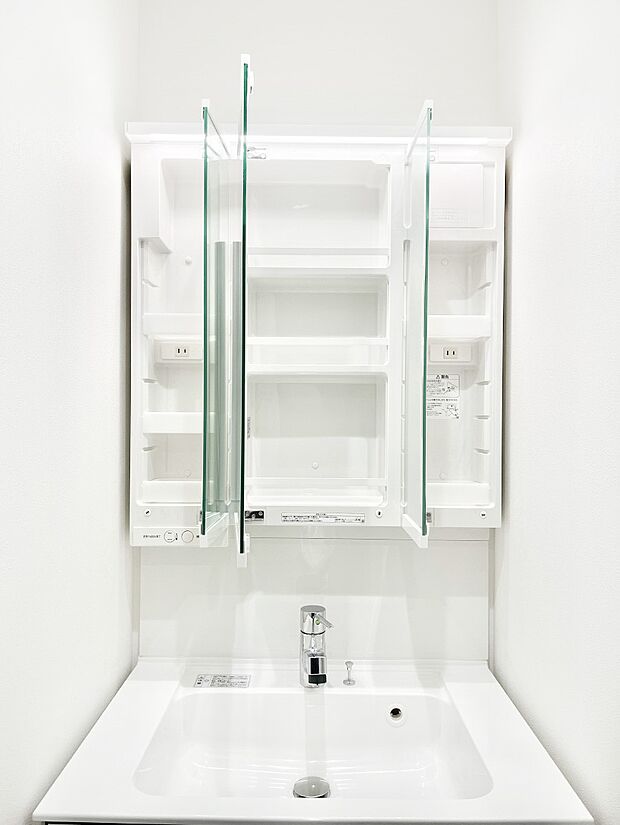 【その他設備(三面鏡裏収納)】三面鏡の裏に、化粧品や衛生用品などを収納可能。洗面台をすっきりと保ちます！