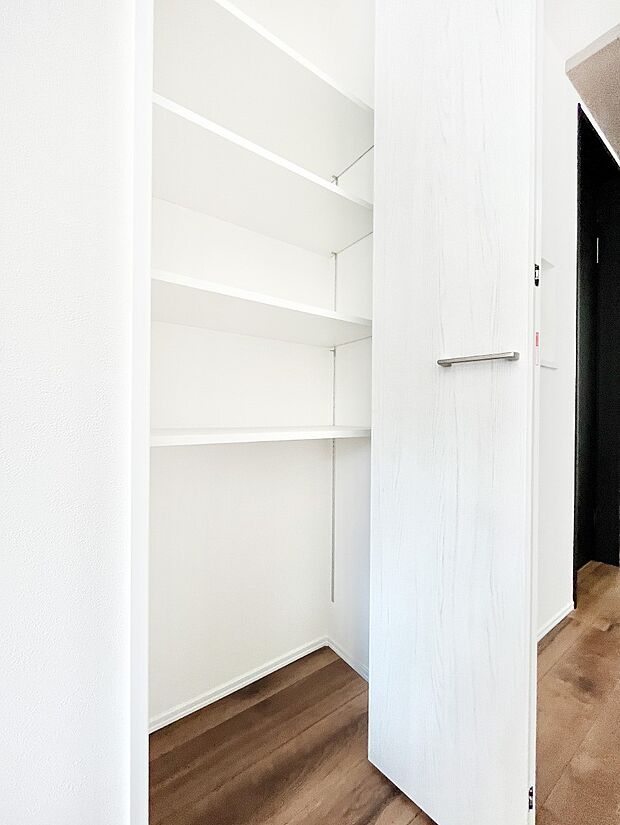 【その他設備(リビング収納)】物が集まりそうなLDKもスッキリ片付きます。