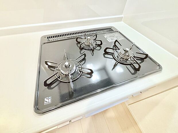 【その他設備(Ｓｉセンサーコンロ)】◆１号棟◆ガスコンロはＳｉセンサー搭載。火力調節や焦げ付き・消し忘れも防いでくれます。