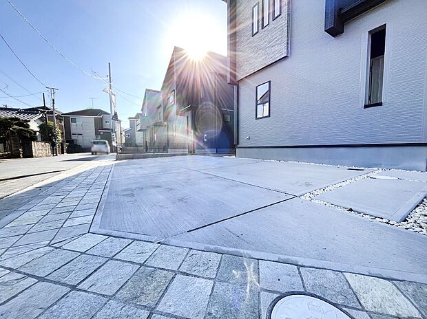 【駐車場】◆１号棟◆～Parking～　駐車場３台置けます！(車種による)自転車置き場や物置場として、お子様の遊ぶスペースとして、ゆとりある敷地だからこそ可能な多用途にご利用いただけるスペースです。