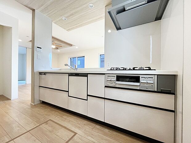 【ダイニングキッチン】◆１号棟◆～Kitchen～　広くて使いやすいキッチンなら家族でいっしょに料理をつくったり、後片付けも手間なくできちゃいます♪収納もたっぷりあるので、いつもすっきりと清潔な印象を保てます。