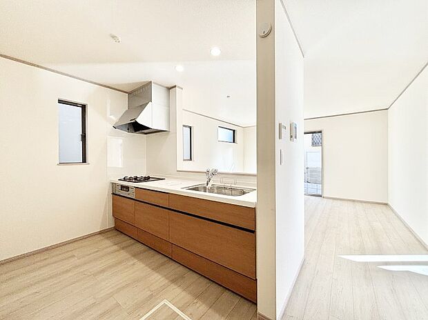 【ダイニングキッチン】◆A号棟◆～Kitchen～　自然光が入る窓のあるキッチン☆毎日使う場所だからこそ、使い勝手を考慮しました。ゆったりとしたキッチンコーナーは質感豊かな仕上がりとなっております。