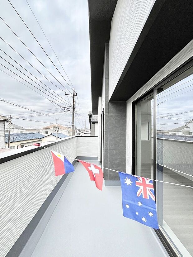 【バルコニー】～Balcony～　南向きのバルコニーの前には雲以外に太陽を遮るものがありません。お洗濯物も乾きやすく、何より明るく気持ちのいい光が入ってきます。家族全員分の洗濯物も一気に干せます。