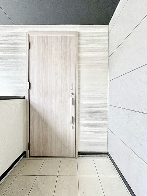 【玄関】住まいの顔を演出する、玄関ドア。 