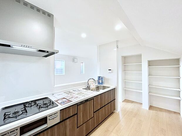 【ダイニングキッチン】～Kitchen～　「さぁ今日は何を作ろう」こんなキッチンなら思いっきり料理ができちゃいます。キッチンからはリビングが一望できます。家族がつながるお家がここにございます。