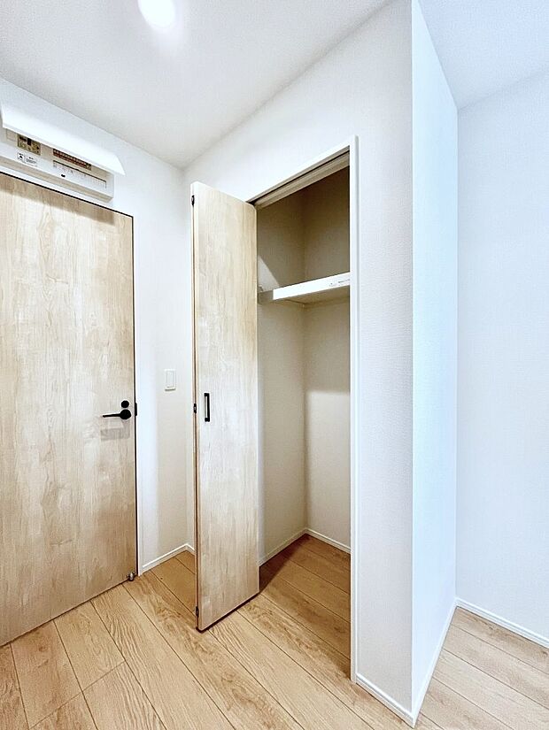 【その他設備(リネンスペース)】便利なリネン庫で、スッキリした使いやすい洗面室に  