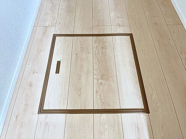 【その他設備(床下収納)】床下収納付き！日用品・非常用品の収納にも大活躍。