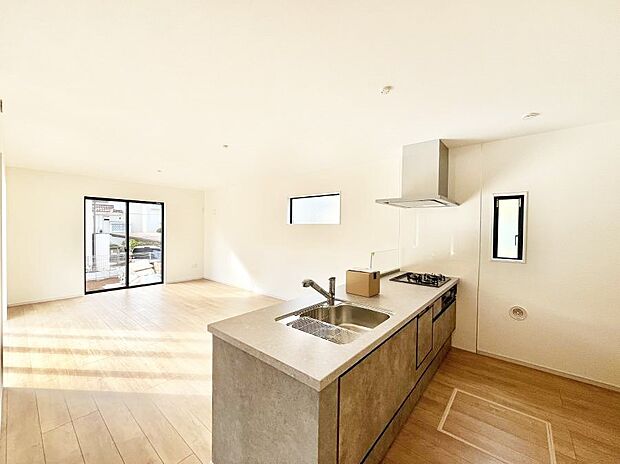 【ダイニングキッチン】～Kitchen～　自然光が入る窓のあるキッチン☆毎日使う場所だからこそ、使い勝手を考慮しました。ゆったりとしたキッチンコーナーは質感豊かな仕上がりとなっております。