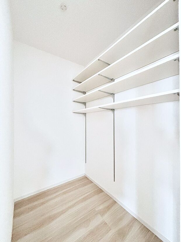 【その他設備(パントリー)】キッチンにはパントリー！食材のストックはもちろん、日用品の収納など使い方はいろいろ！